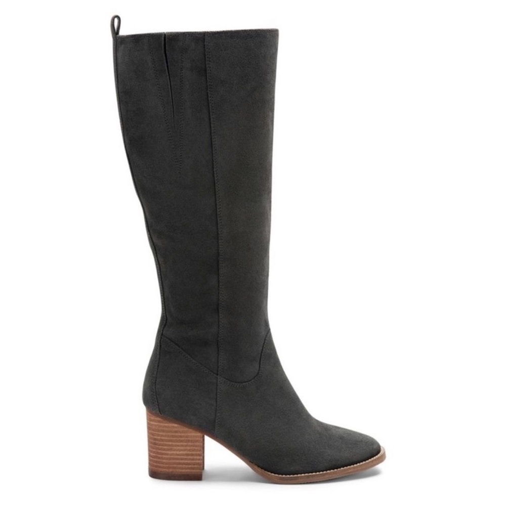 Brand new, size 7.5 waterproof Blondo Boots.